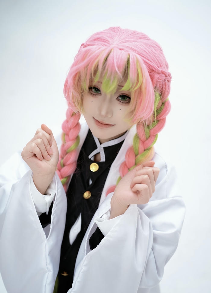 ảnh cosplay Mitsuri chi tiết trang điểm