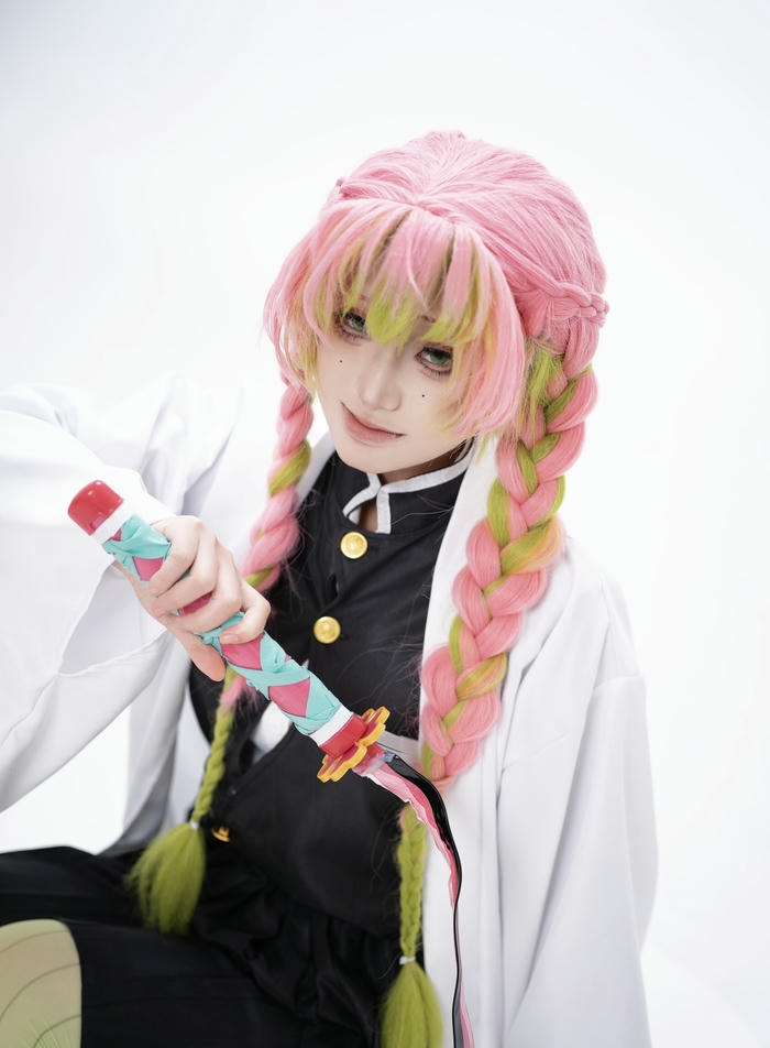ảnh cosplay Mitsuri chuôi kiếm hồng