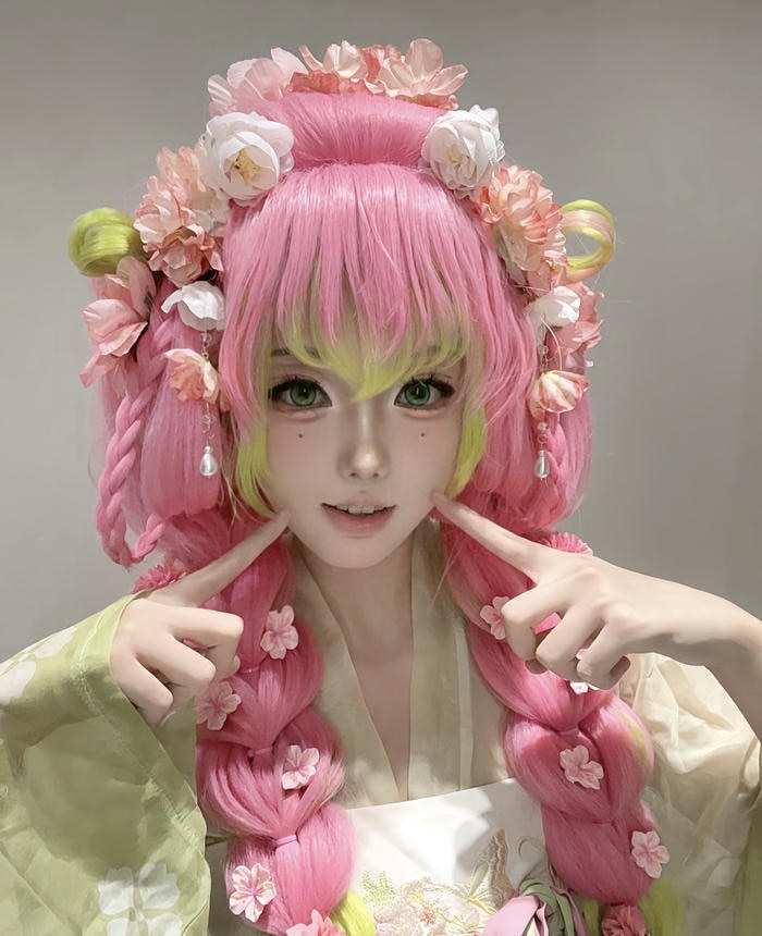 ảnh cosplay Mitsuri dáng đứng nữ tính