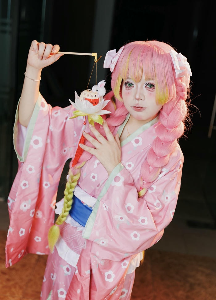 ảnh cosplay Mitsuri nền ánh sáng hồng