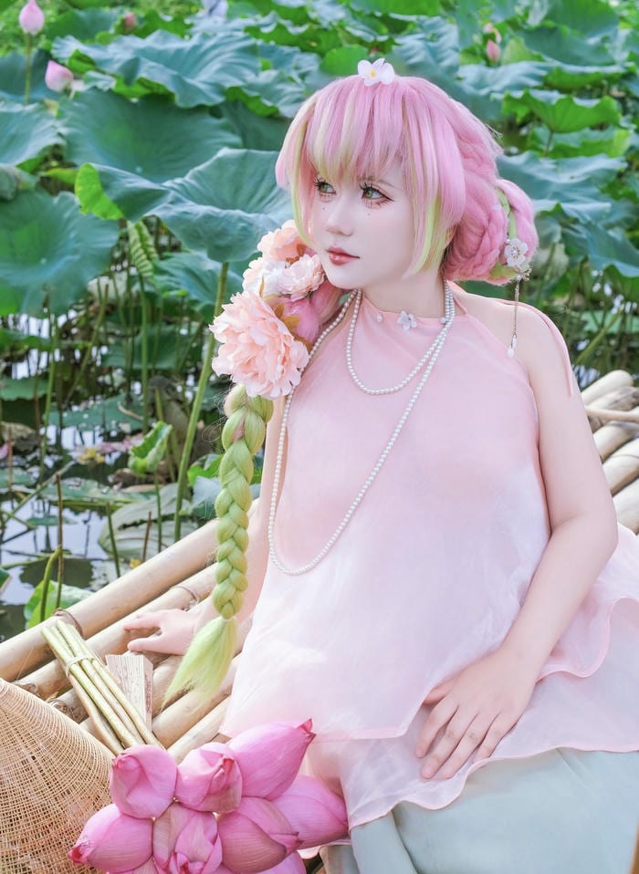 ảnh cosplay Mitsuri trang phục ôm vừa