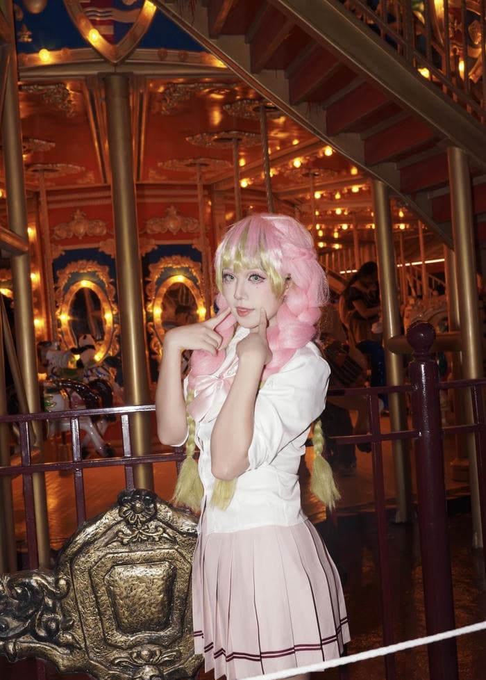 ảnh cosplay Mitsuri váy ngắn xếp ly