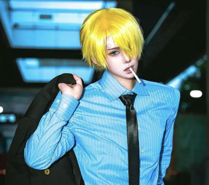 ảnh cosplay One Piece áo choàng bay