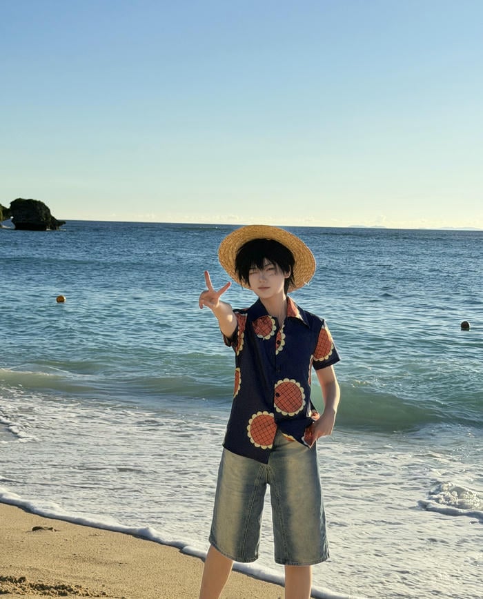 ảnh cosplay One Piece bối cảnh biển xanh