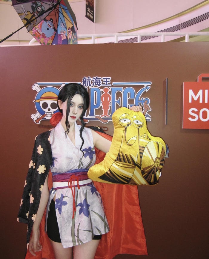 ảnh cosplay One Piece trang phục nhiều màu