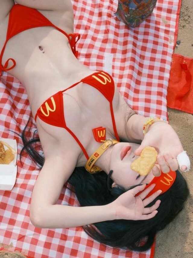 99+ Ảnh gái xinh mặc bikini đi biển che mặt cực cuốn hút