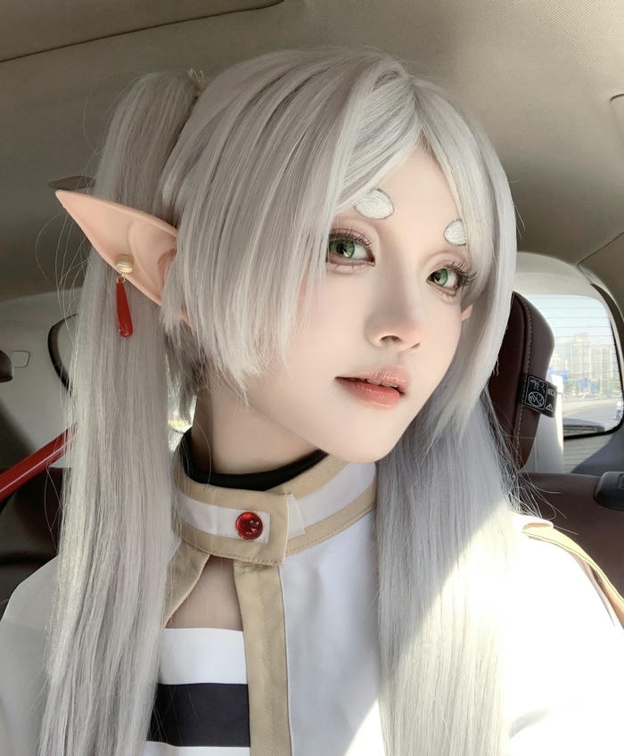 hình ảnh cosplay Frieren áo choàng trắng