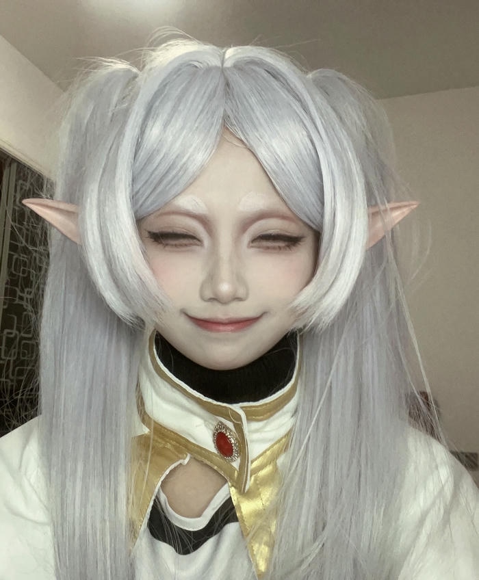 hình ảnh cosplay Frieren áo viền vàng