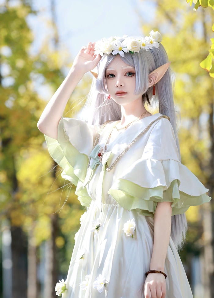 hình ảnh cosplay Frieren nền hoàng hôn