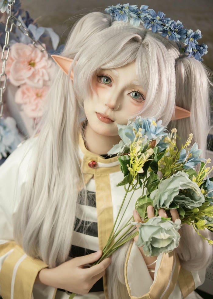 hình ảnh cosplay Frieren ống tay rộng