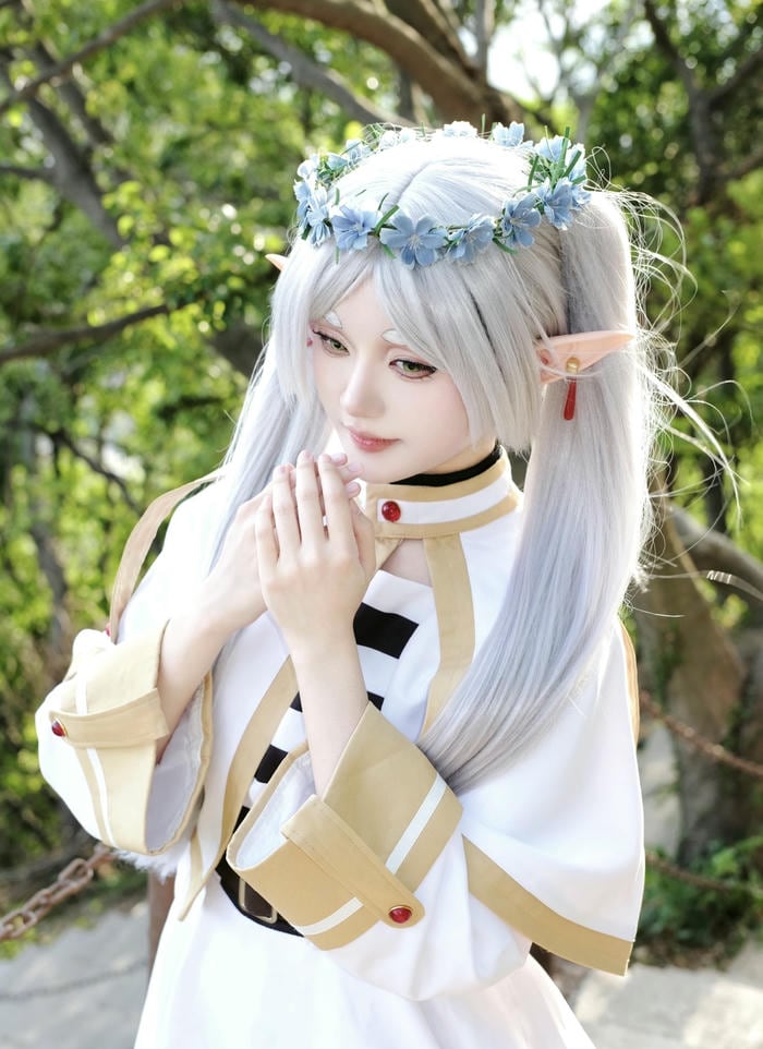 hình ảnh cosplay Frieren tai elf nhọn