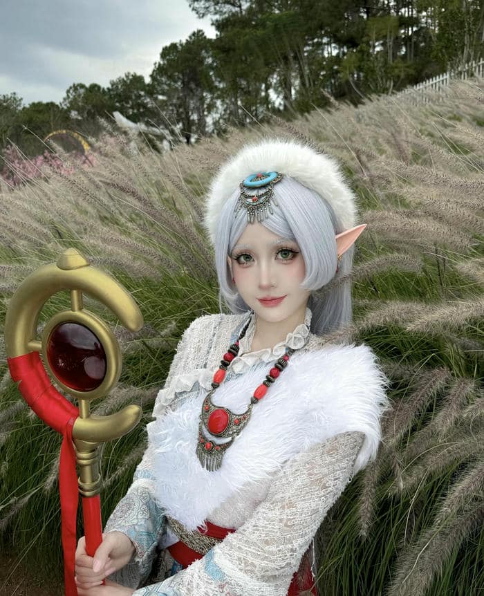 hình ảnh cosplay Frieren tay cầm trượng