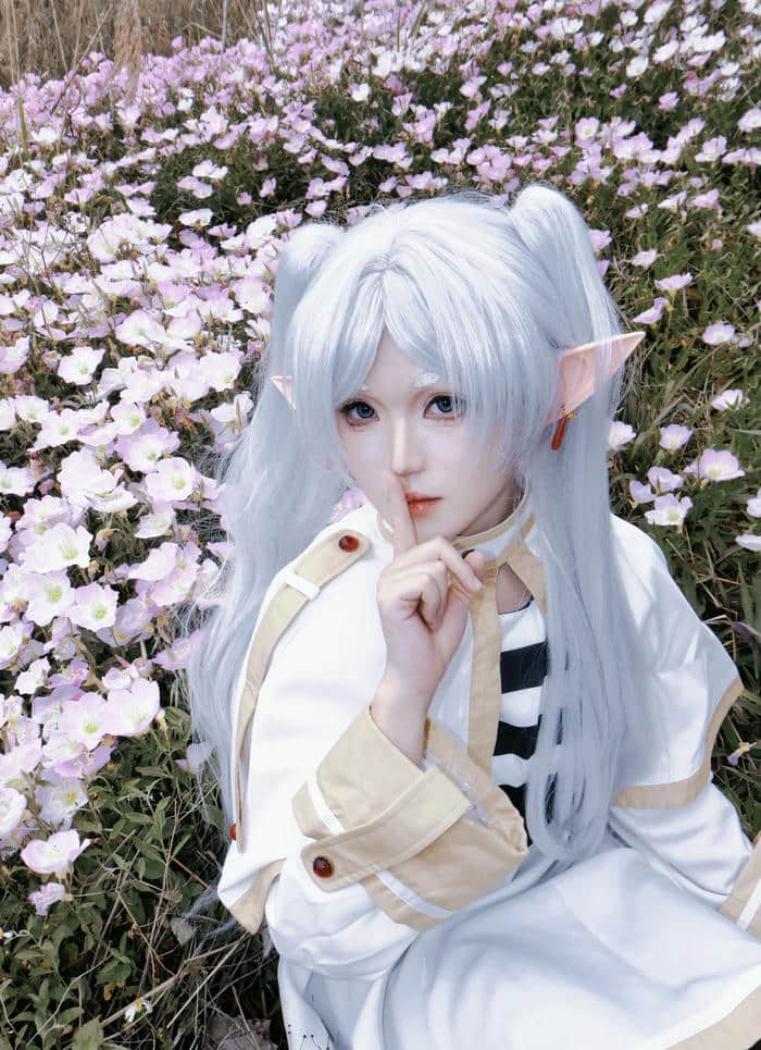 hình ảnh cosplay Frieren tóc buông thẳng