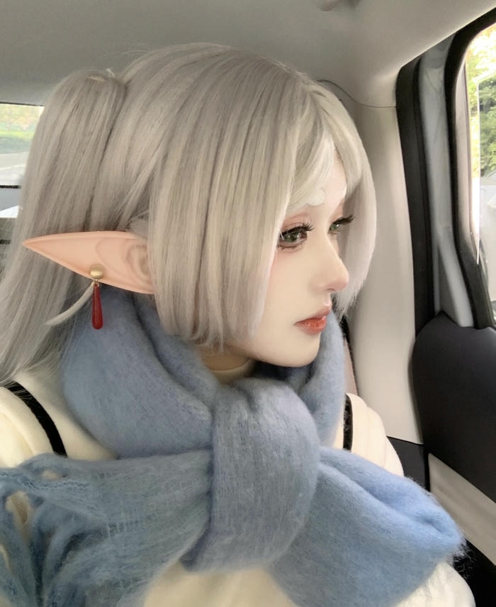 hình ảnh cosplay Frieren tóc rẽ ngôi