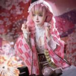 hình ảnh cosplay Mitsuri đứng giữa hoa