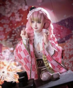hình ảnh cosplay Mitsuri đứng giữa hoa
