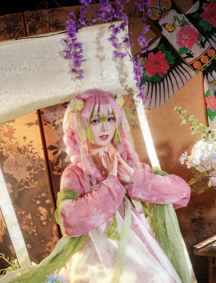 hình ảnh cosplay Mitsuri góc chụp cận mặt