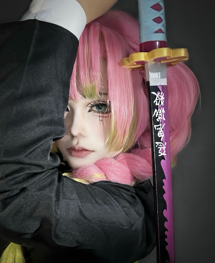 hình ảnh cosplay Mitsuri họa tiết kiếm đặc biệt