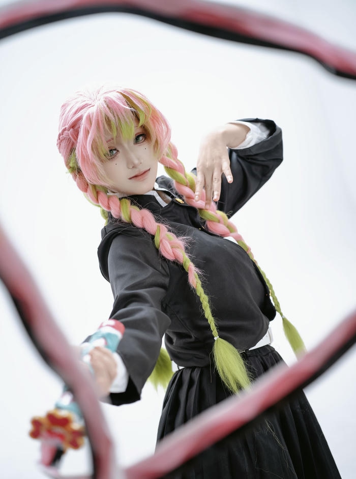 hình ảnh cosplay Mitsuri lưỡi kiếm uốn lượn