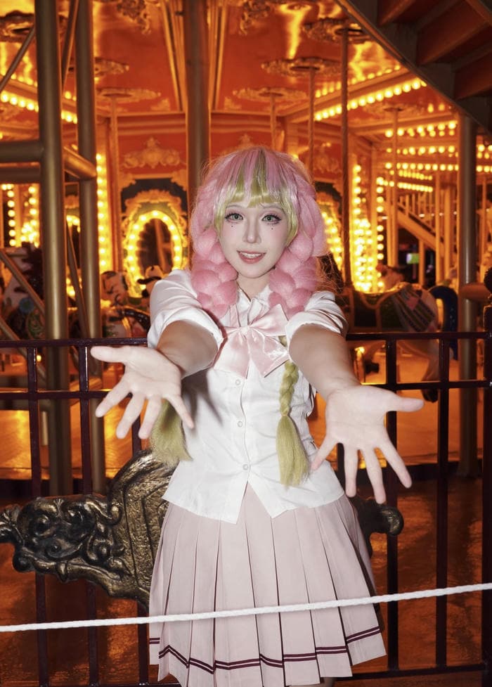 hình ảnh cosplay Mitsuri mái tóc bím