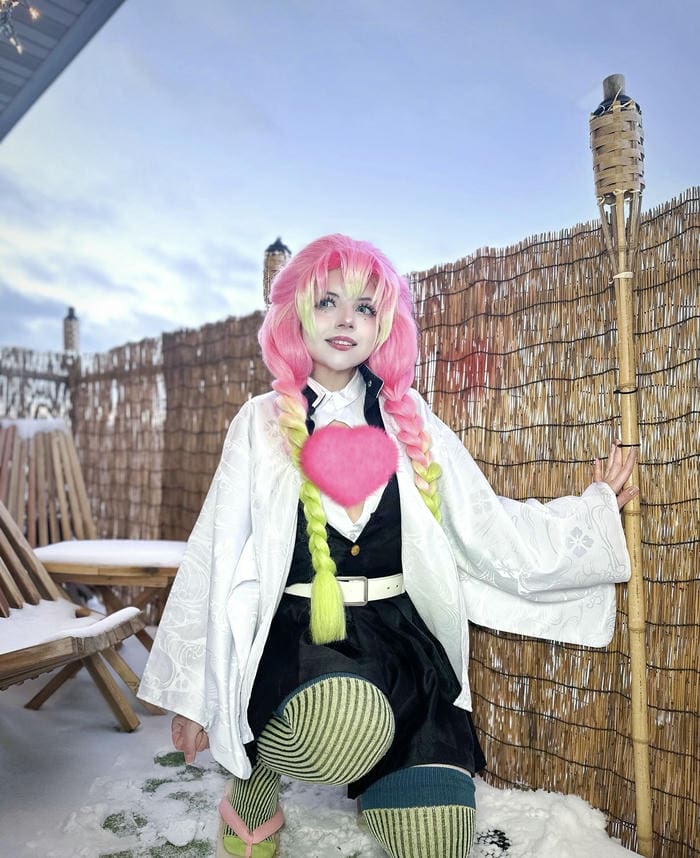 hình ảnh cosplay Mitsuri tất cao sọc xanh