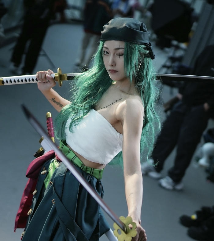hình ảnh cosplay One Piece Zoro ba kiếm
