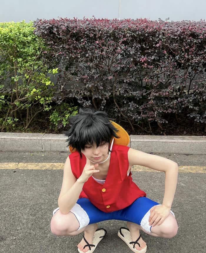 hình ảnh cosplay One Piece nền trời rộng