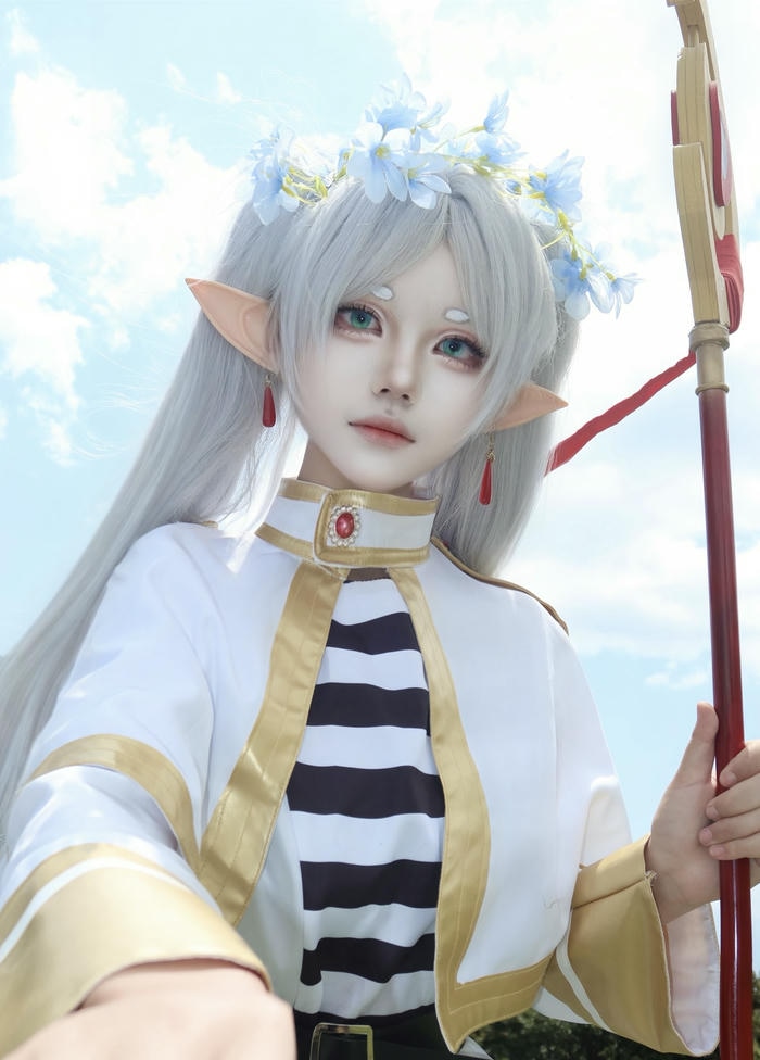 hình cosplay Frieren ánh mắt trầm