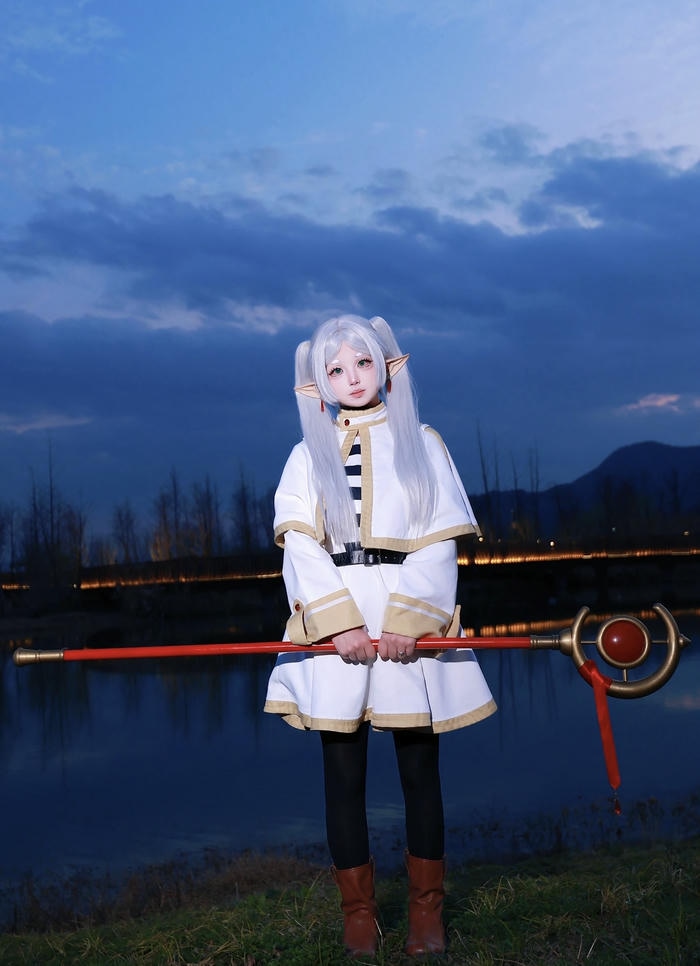 hình cosplay Frieren đứng trên đồi