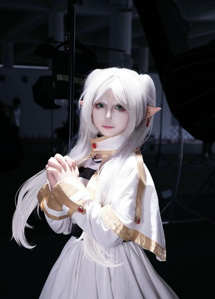 hình cosplay Frieren hoàn chỉnh tạo hình