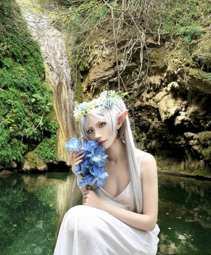 hình cosplay Frieren nền trời xanh