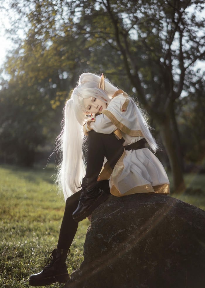 hình cosplay Frieren phụ kiện tai elf