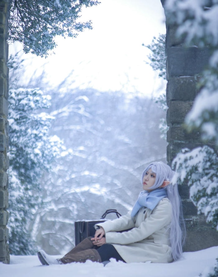 hình cosplay Frieren toàn thân rõ nét