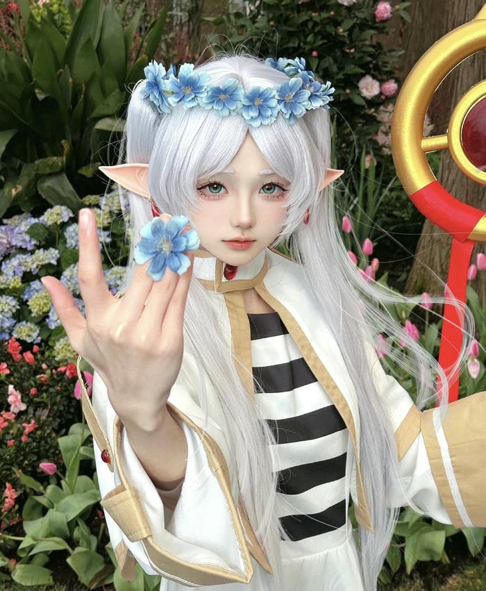 hình cosplay Frieren tóc bạc dài