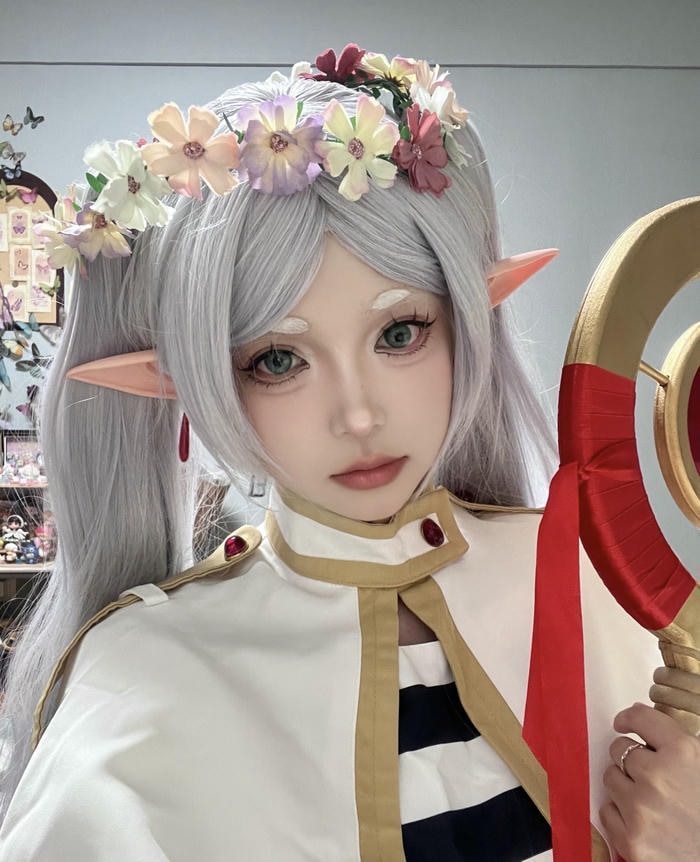 hình cosplay Frieren váy dài trắng