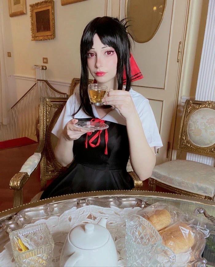hình cosplay Kaguya tư thế ngồi bàn