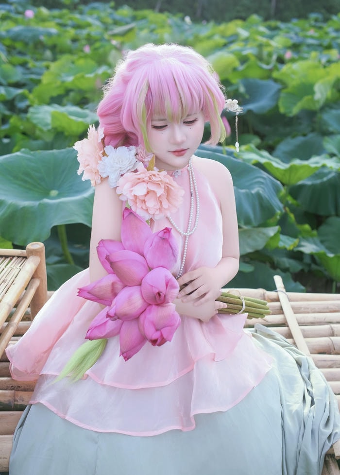 hình cosplay Mitsuri ánh nhìn dịu dàng