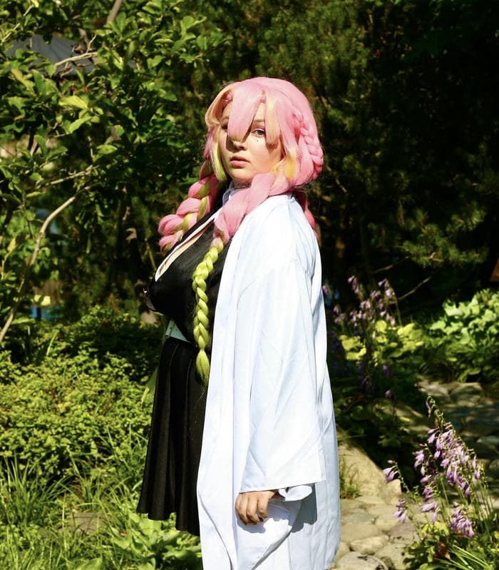 hình cosplay Mitsuri áo khoác trắng mở