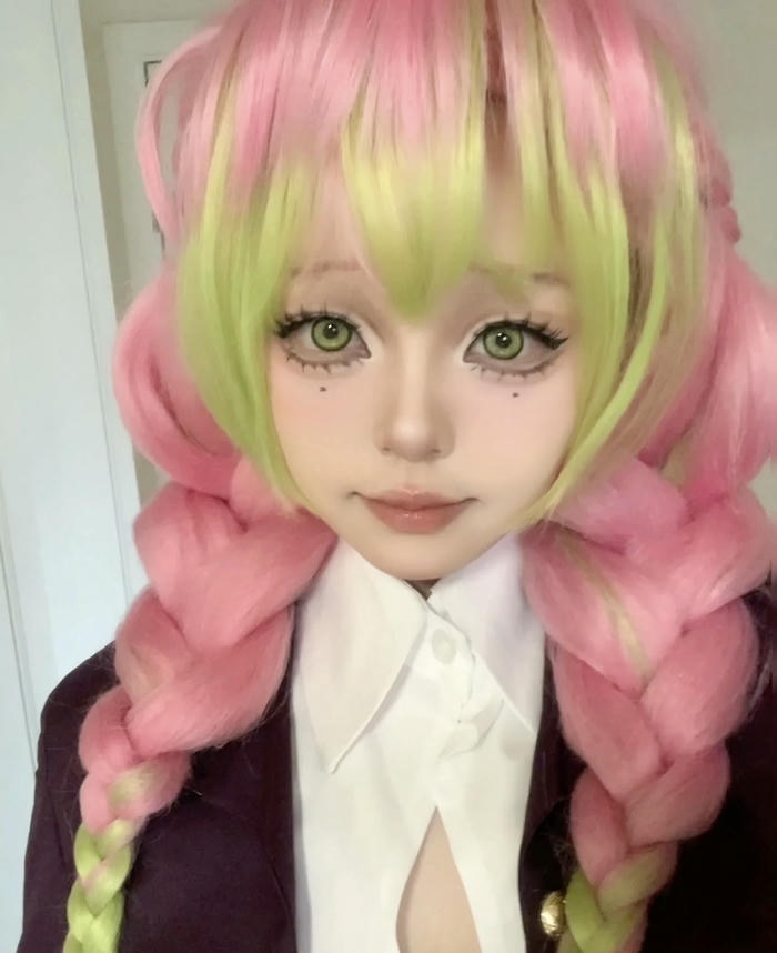 hình cosplay Mitsuri đồng phục cổ mở