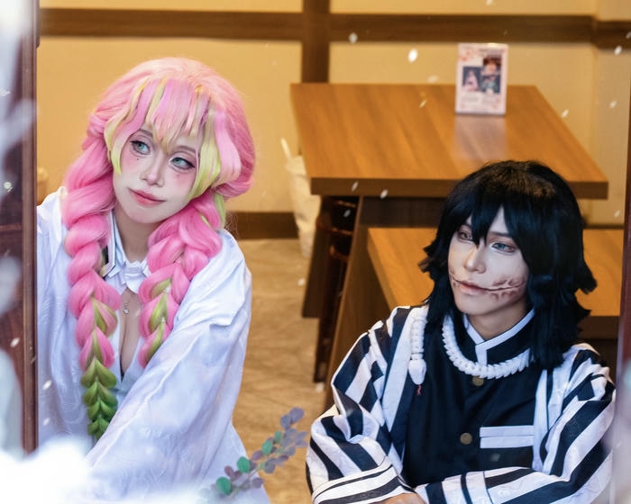 hình cosplay Mitsuri tóc buộc hai bím