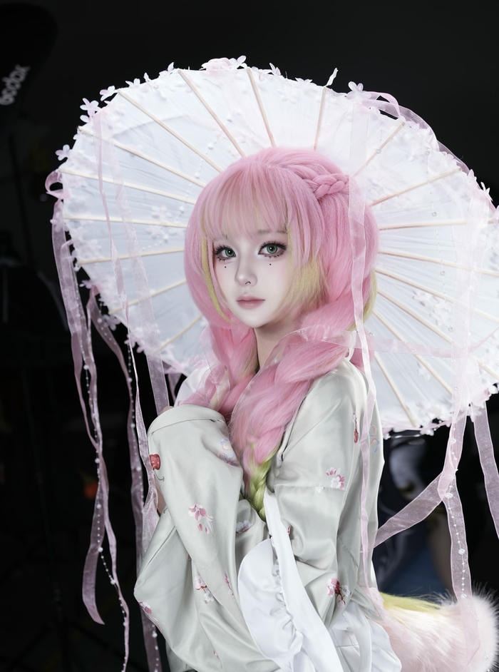 hình cosplay Mitsuri tóc chuyển màu rõ