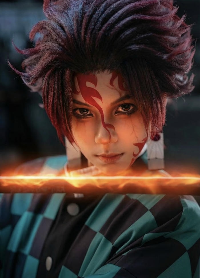 Ảnh Tanjiro cosplay ánh nhìn tập trung cao độ
