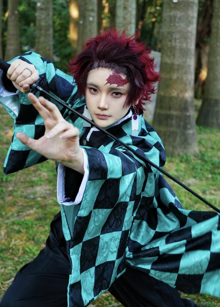 Ảnh Tanjiro cosplay biểu cảm trầm tĩnh nhân hậu