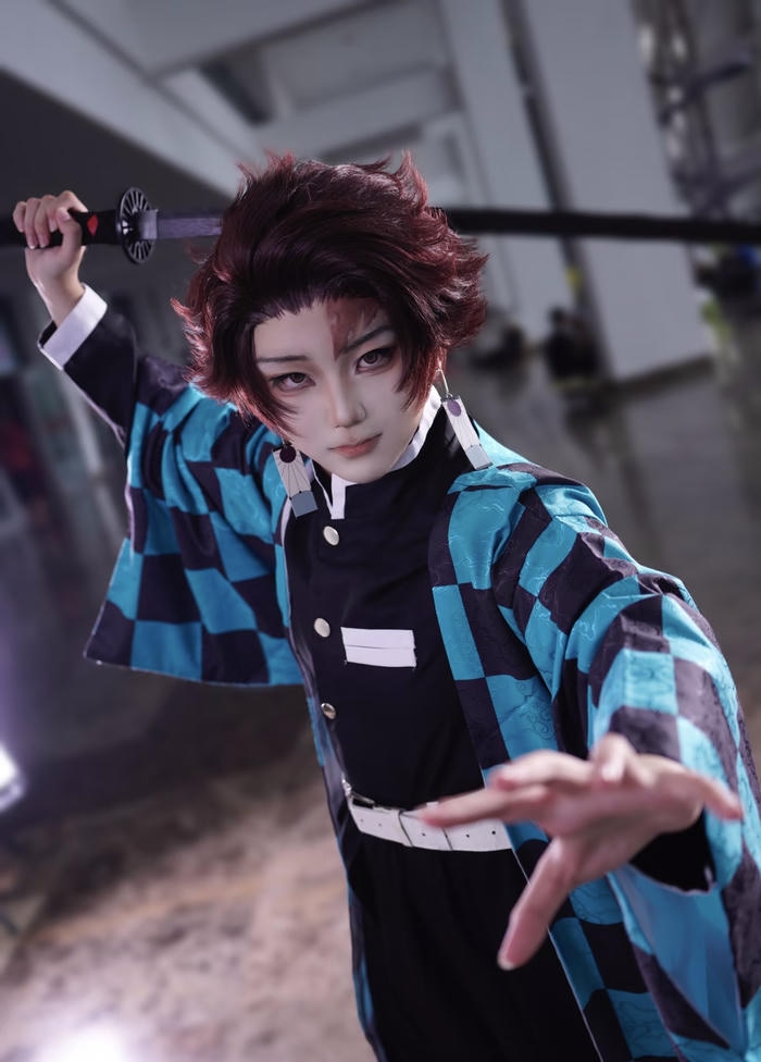 Ảnh Tanjiro cosplay biểu lộ cảm xúc sâu sắc