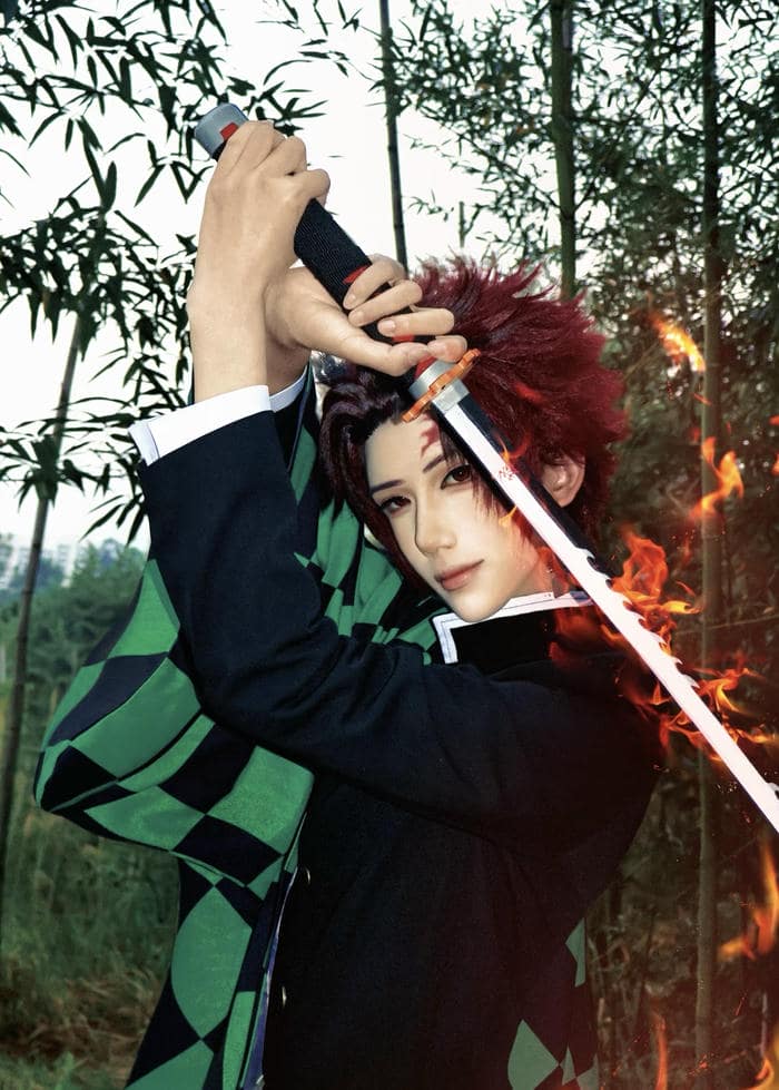Ảnh Tanjiro cosplay cầm Nichirin đỏ rực nổi bật