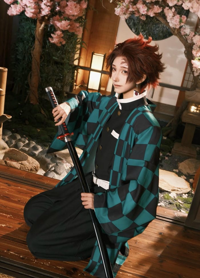 Ảnh Tanjiro cosplay động tác rút kiếm dứt khoát