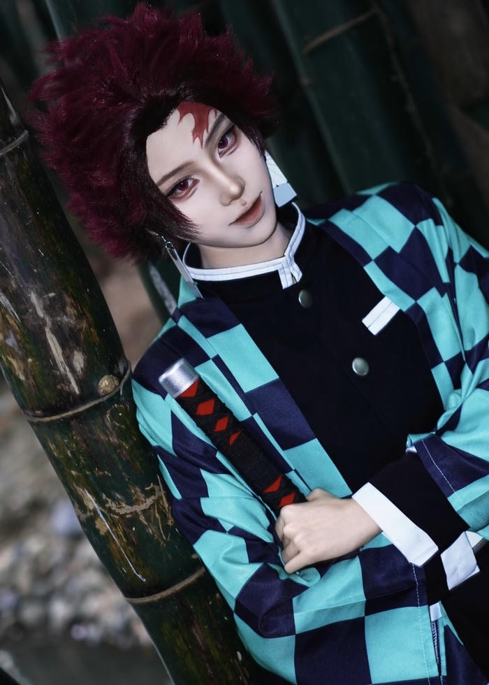 Ảnh Tanjiro cosplay giữa bối cảnh rừng tre