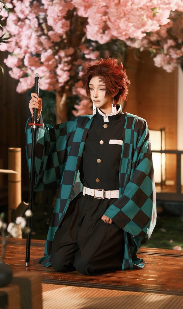 Ảnh Tanjiro cosplay mái tóc nâu đỏ bồng nhẹ