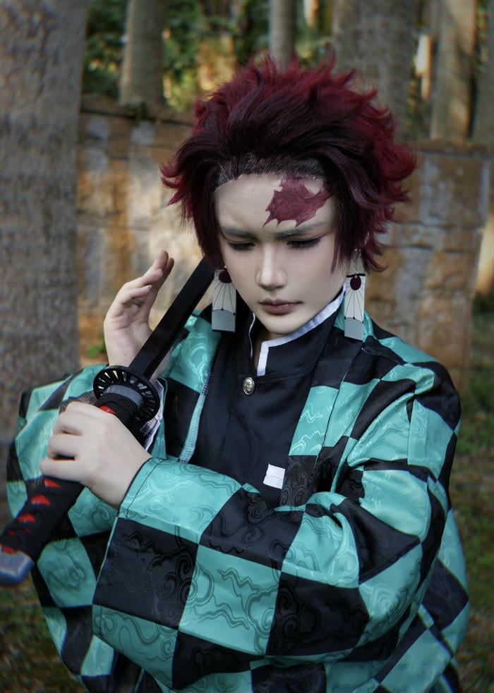 Ảnh Tanjiro cosplay tư thế phòng thủ vững vàng