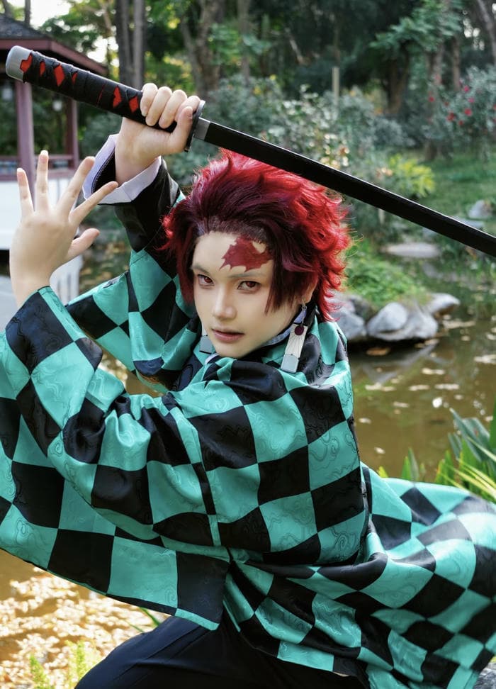 Ảnh Tanjiro cosplay vết sẹo trán tái hiện chân thực